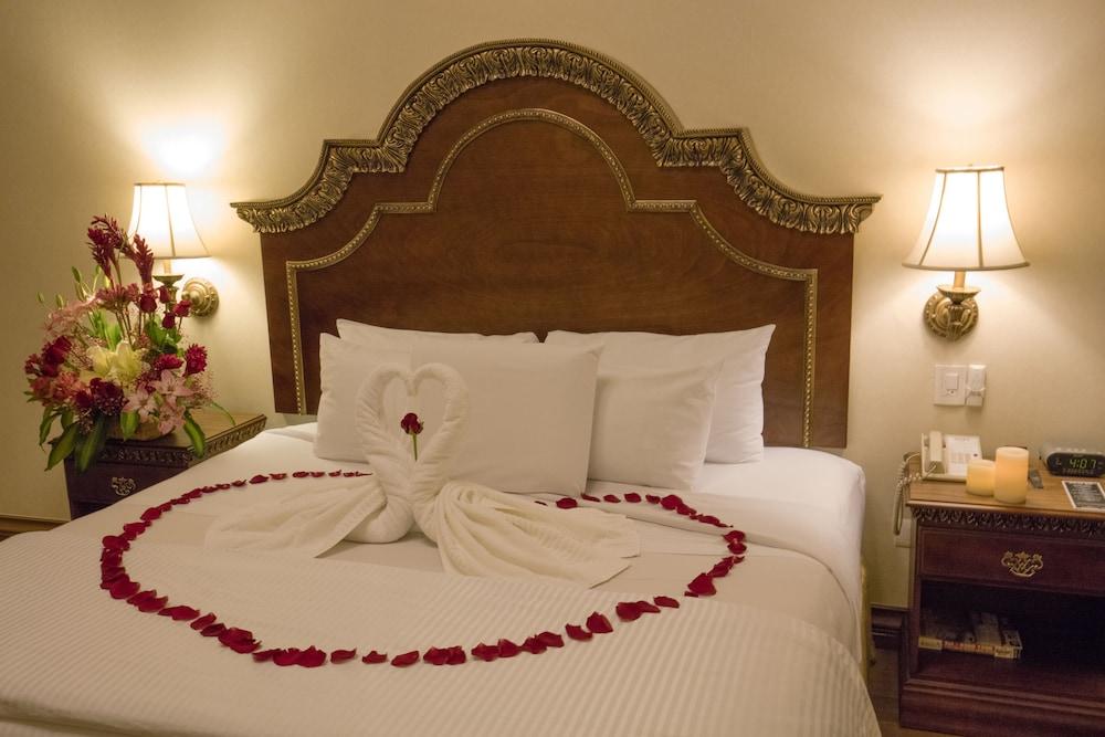 Safi Royal Luxury Valle San Pedro Garza Garcia Екстер'єр фото A bed with a towel swan